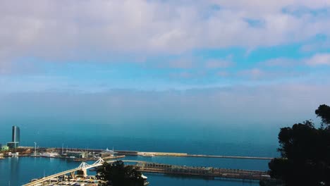 Hermoso-Día-Tranquilo-En-El-Puerto-Marítimo-Internacional-De-Barcelona-Cielos-Azules-Y-Agua