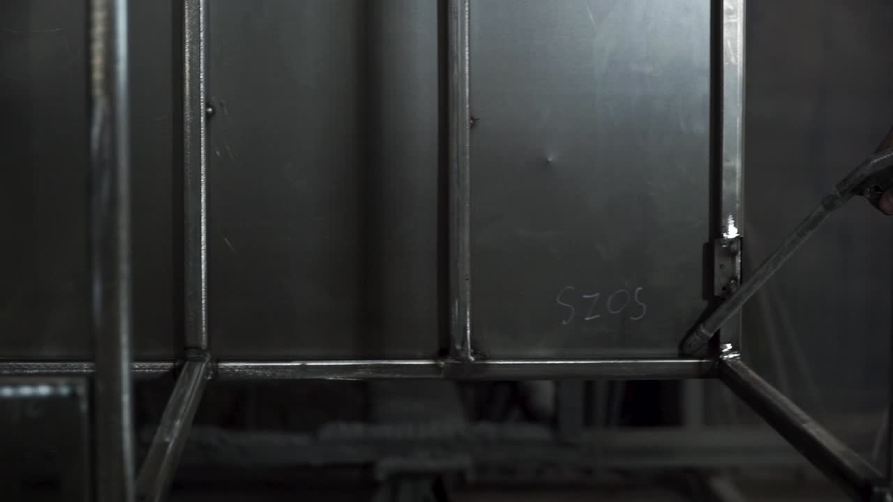 금속 캐비 유지보수