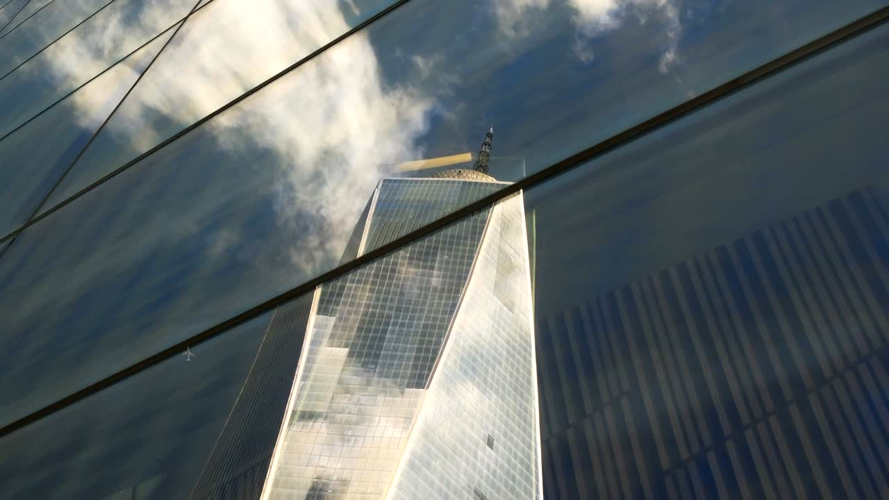 un centro comercial mundial reflejado en un rascacielos en manhattan