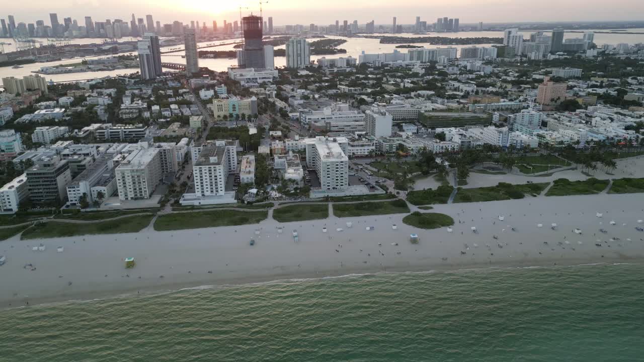 vista aérea sobre la playa de miami con vistas al paisaje urbano y la puesta de sol en florida, ee.