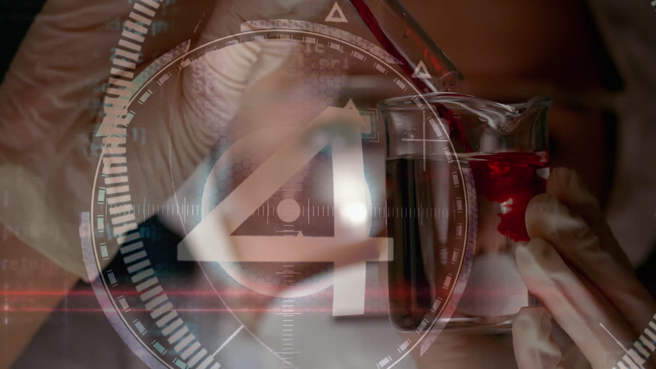 실험실에서 백인 여성 과학자에 대한 스 ⁇  스캐닝과 데이터 처리 애니메이션