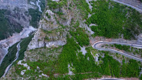 antena de carretera escénica en albania con curvas cerradas de shkoder a vermosh