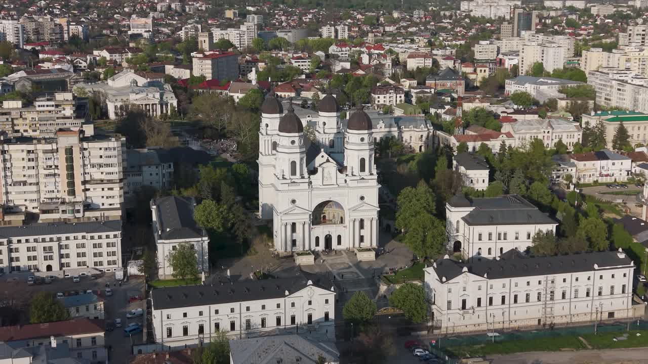 Imagens aéreas da Catedral Metropolitana em Iasi, Romênia, exibindo sua beleza arquitetônica.