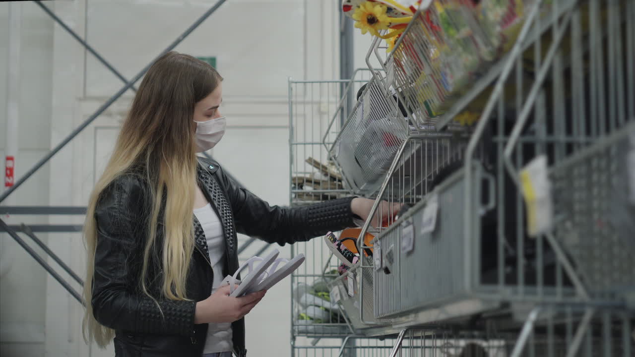 상점 에서 플립 플롭 을 구입 하는 여자