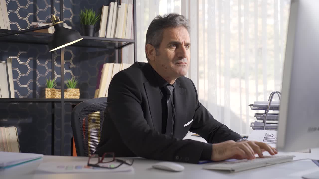 un uomo d'affari ansioso che perde soldi, che entra in crisi finanziaria.