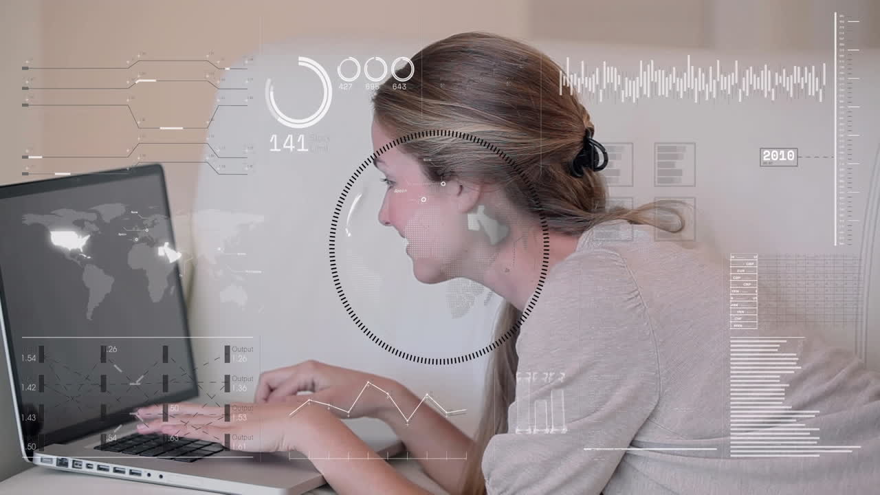 animación del procesamiento de datos sobre una mujer caucásica usando una computadora portátil