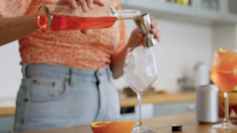 Mujer-Preparando-Cócteles-En-La-Cocina-De-Su-Casa.-Concepto-De-Bebidas-Y-Personas.-Mujer-Joven-Preparando-Cócteles-De-Mojito-De-Fresa-En-La-Cocina-De-Su-Casa.