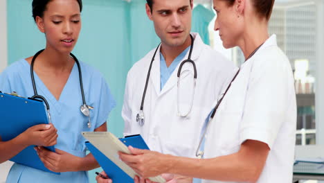 equipo médico feliz trabajando juntos