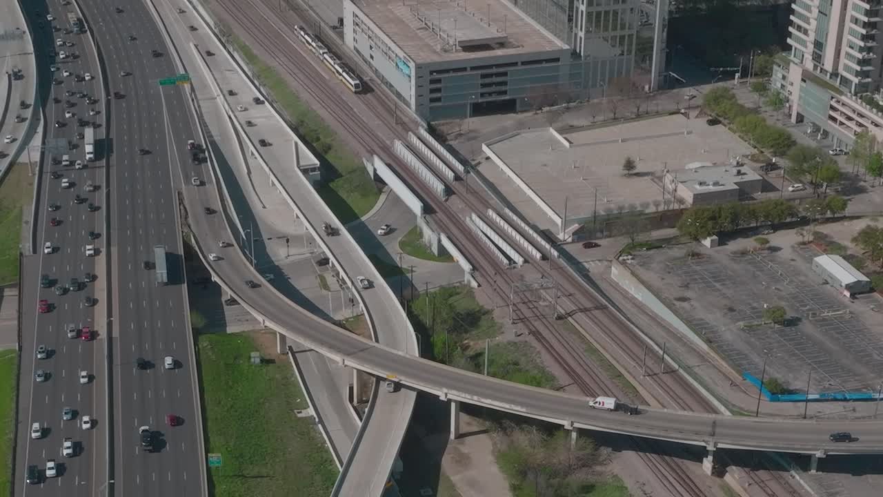 Vista de autopistas y vías de tren en el centro de Dallas, Texas