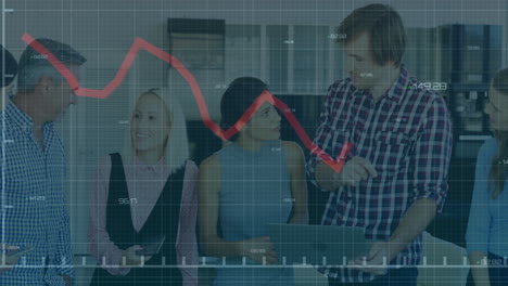 Animación-Del-Procesamiento-De-Datos-Financieros-Entre-Diversos-Colegas-Que-Usan-Tabletas-En-La-Oficina