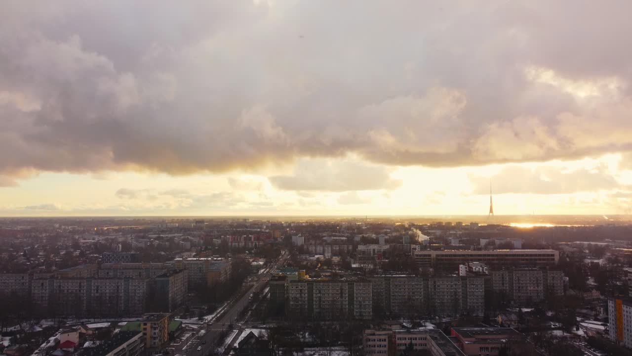 ciudad de europa del este con edificios de apartamentos posteriores a la urss en nevadas al amanecer, vista aérea