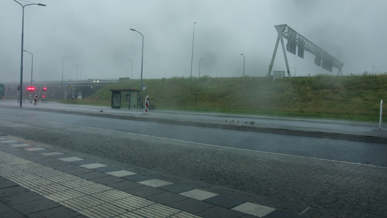 고속도로 도로에서 많은 비가 내리고 있습니다.