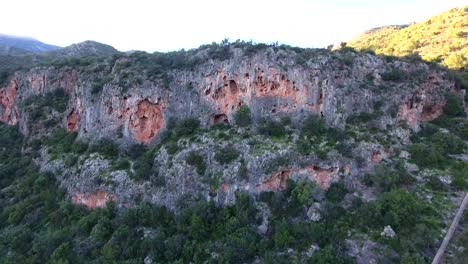 Filmado-Con-Un-Dron-Acercándose-A-Un-Escalador-En-Una-Pared-De-Roca