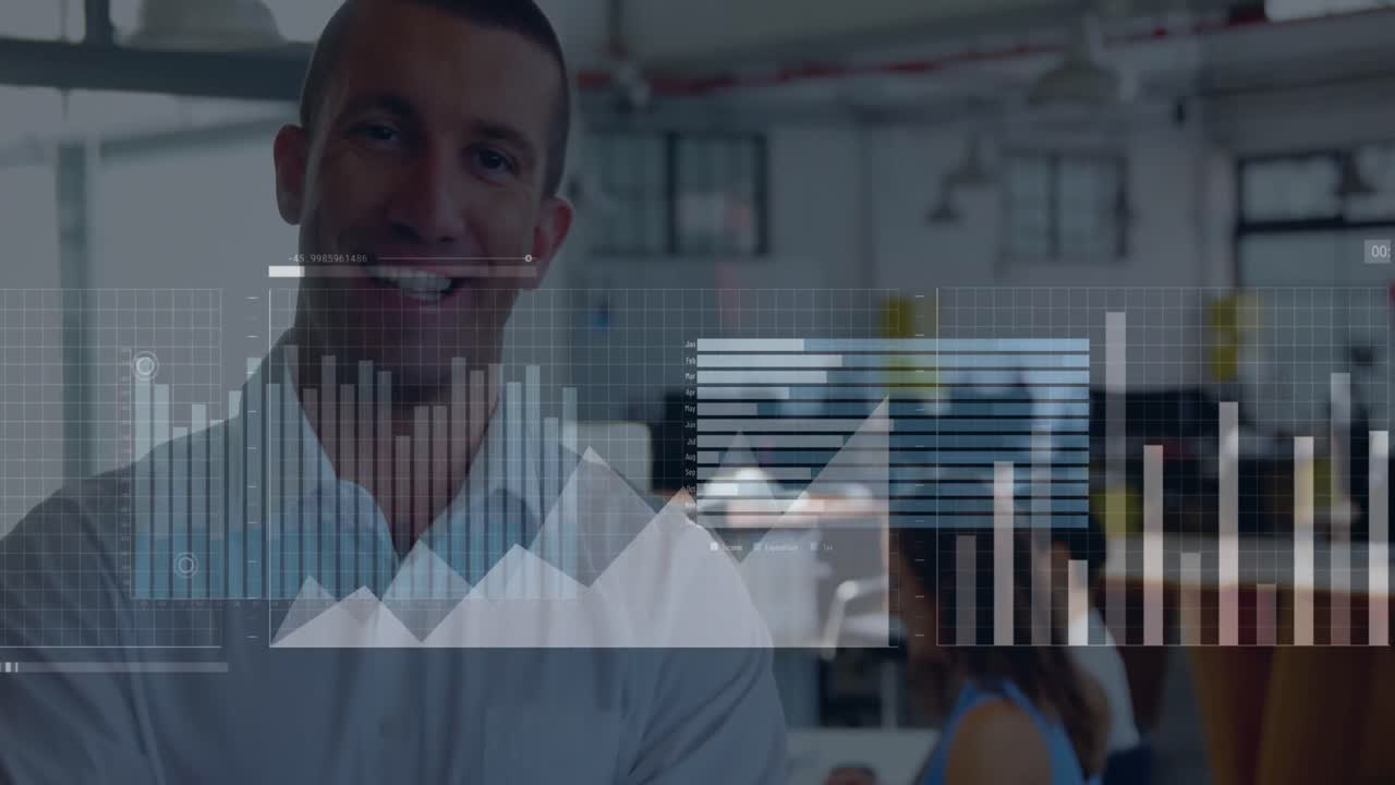 animación del procesamiento de datos estadísticos contra un hombre de negocios caucásico sonriendo en la oficina