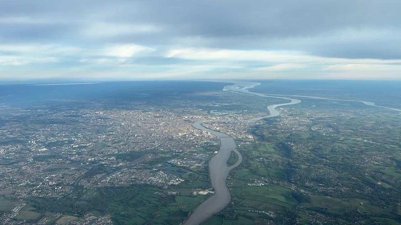 Pilotens perspektiv av Bordeaux by, Frankrike, under innflygingen til flyplassen fra et jetflys cockpit. 15000 meter høyt.