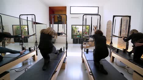 Frauen-Machen-Während-Des-Trainings-Übungen-Auf-Dem-Pilates-Reformer