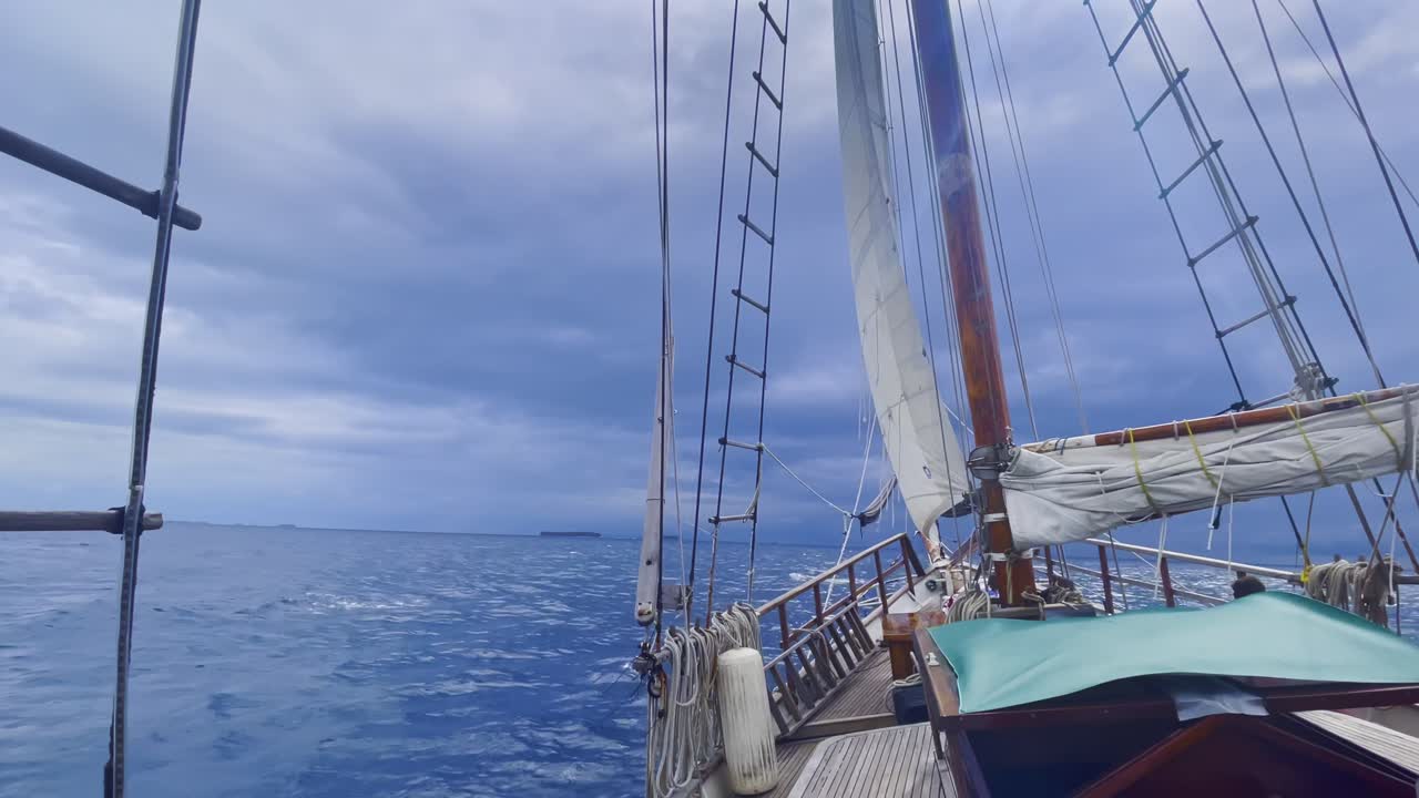 Sailing with clouds in the sky, sun flare - San Blas Panama UHD
