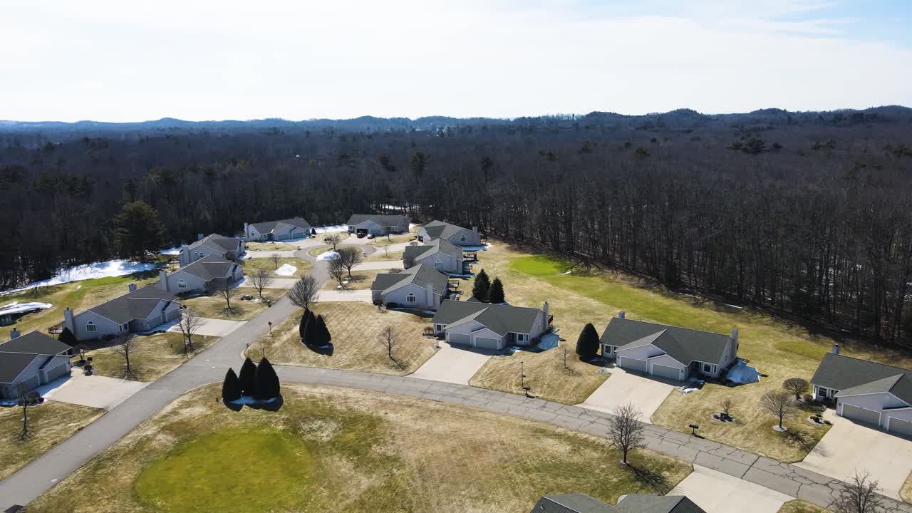 vía lenta hacia un callejón sin salida en los suburbios
