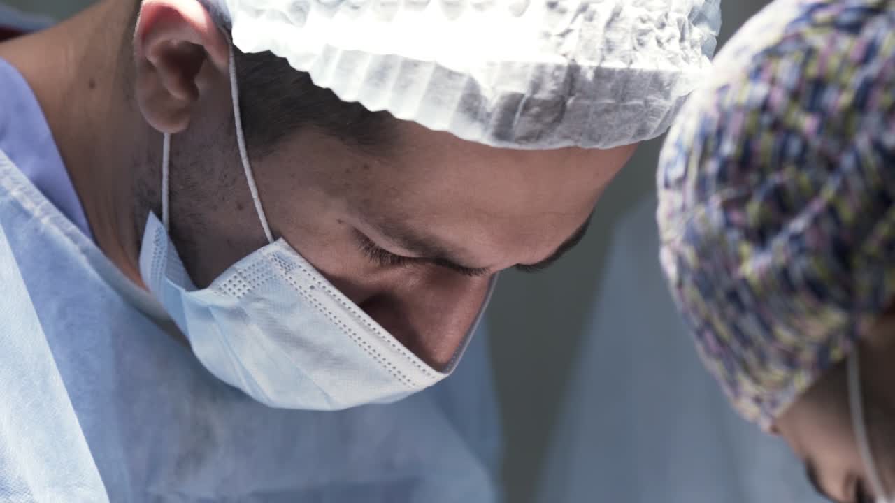 cirujanos en la sala de operaciones