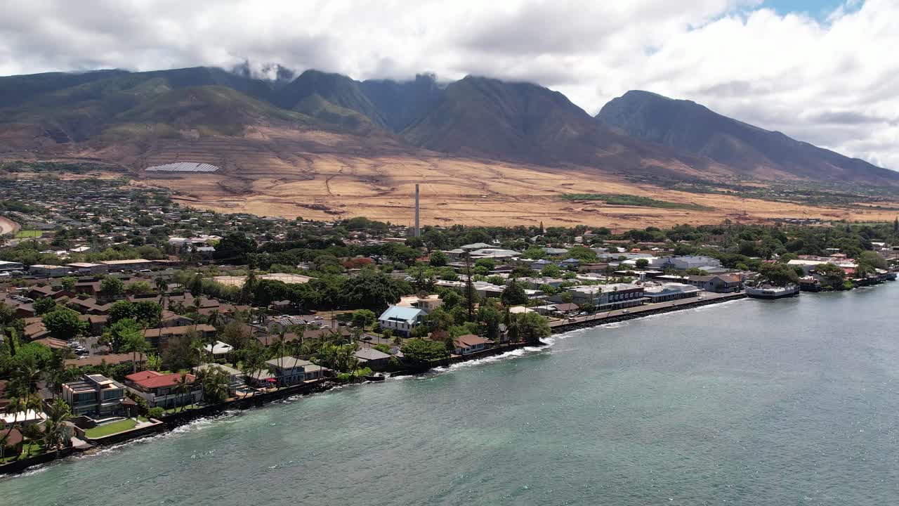 la vista aérea histórica del avión no tripulado de la calle frontal en lahaina maui 4k