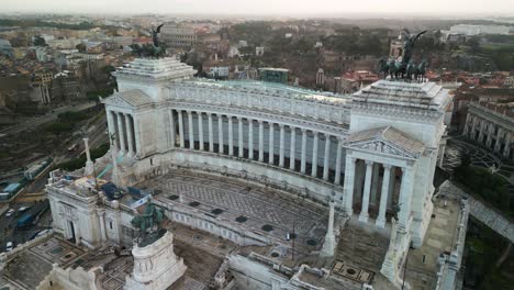 Altare-della-Patria---Aerial-Drone-Shot-Reveals-Roman-Forum,-Colosseum