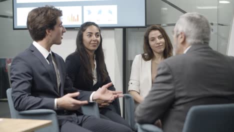 equipo confiado comunicando en la sala de conferencias