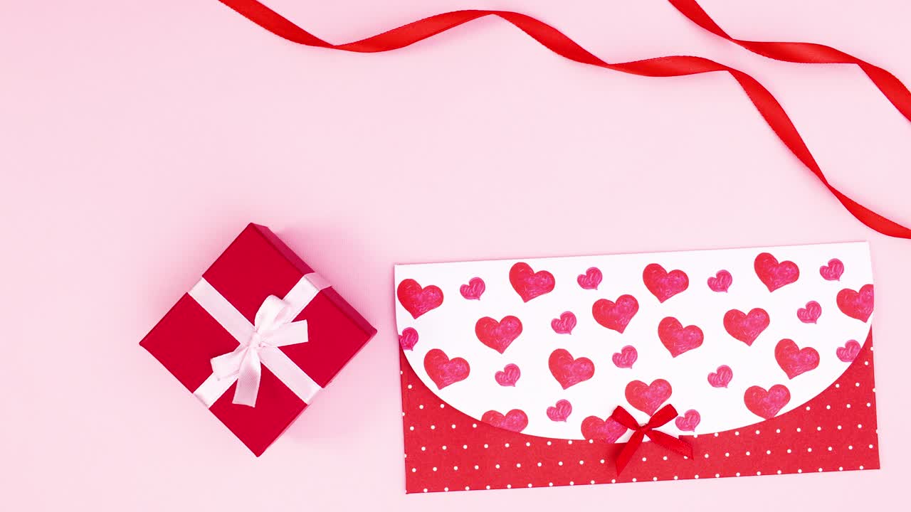 발렌타인 데이 선물은 봉투와 리본 의 원으로 이동합니다. 움직임을 멈추십시오.