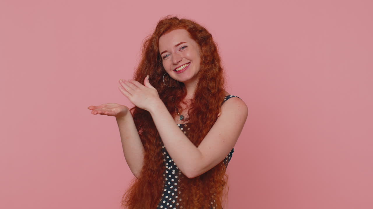 chica rica mostrando desperdicio o tirando dinero alrededor gesto de la mano, más propinas soñando con grandes ganancias