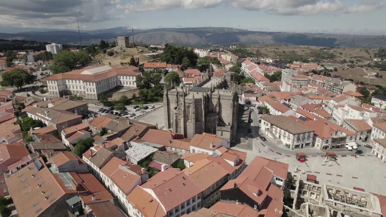 과르다 도시 경관과 유명한 랜드마크 대성당. 선회 사격
