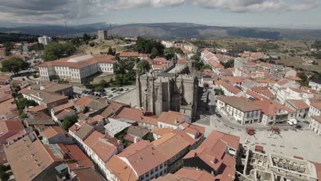guarda el paisaje urbano y la famosa catedral. tiro orbital