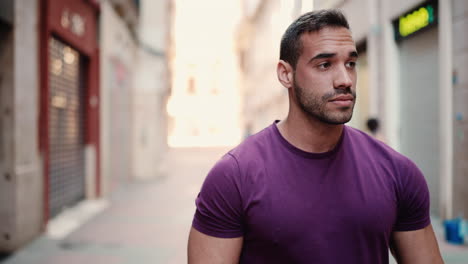 joven caminando por la calle comercial al aire libre.