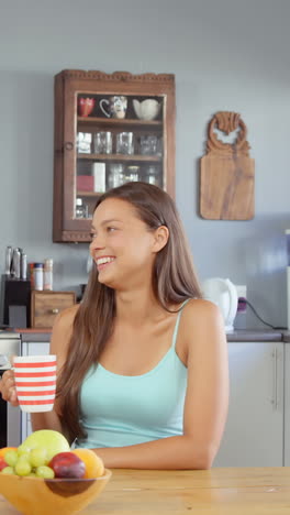 amigos hablando y tomando café