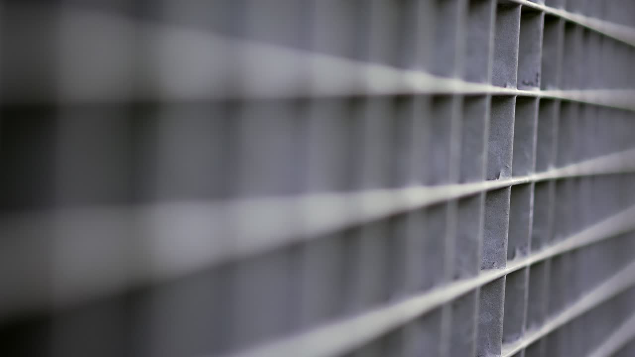 línea de superficie metálica y pared de patrones cuadrados