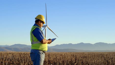 Ingenieur-Nutzt-Digitales-Tablet-Im-Windpark-4k