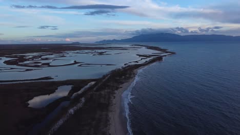 Antena-Sobre-Lagunas-Y-Océano-En-Noche-Nublada-De-Invierno,-Pontolivado,-Grecia