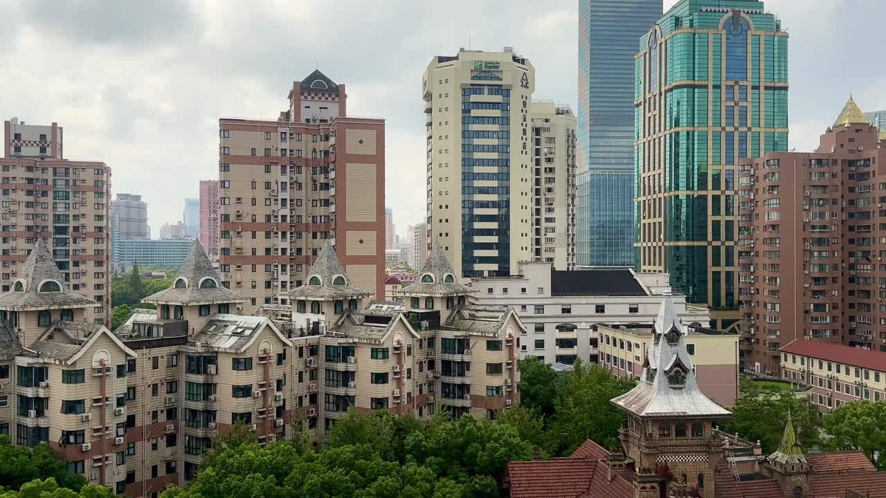 중국 상하이 시의 타임 스 (timelapse of shanghai city in china skyscrapers) 는 구름이 가득한 날이다.