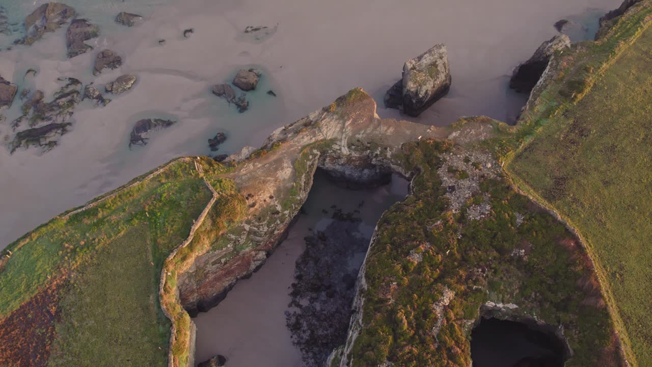 Letecký pohled na Ribadeo s pláží Catedrais, Playa las Catedrales, ukazující klidnou pobřežní krajinu ve Španělsku