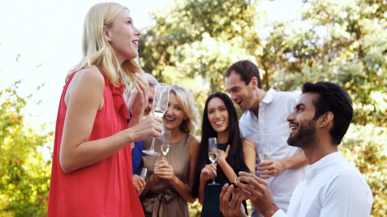 hombre proponiendo mujer en el balcón