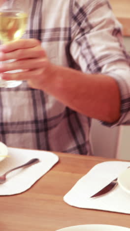amigo feliz almorzando y bebiendo vino