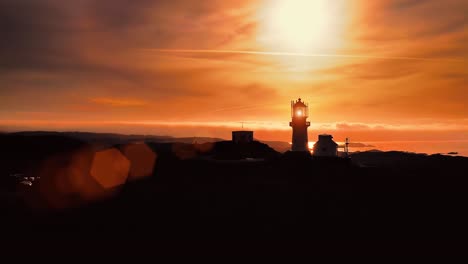 faro costero. el faro de lindesnes es un faro costero en el extremo sur de noruega.