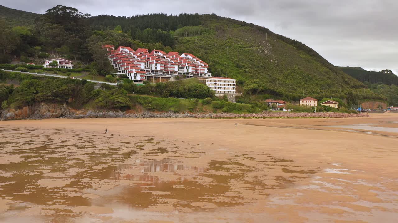 바스크 지방의 무다카에 있는 우다이바이 생물권보전지역의 공중 드론 보기