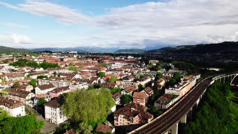 línea ferroviaria en las afueras de berna, suiza, disparo de dron