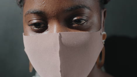 retrato de una joven mujer africana con máscara protectora