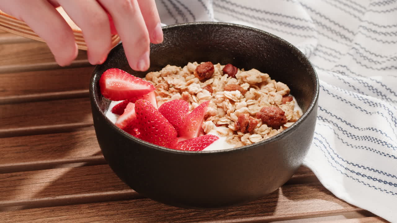 desayuno saludable con granola, yogur y fresas