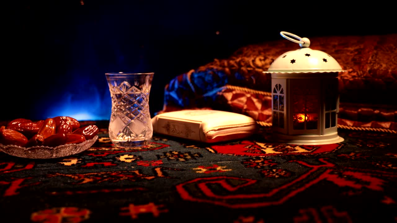 이프타르는 저녁 식사입니다. 장식의 슬라이더 뷰 라마단 카림 휴일 축제 축하 카드, 무슬림의 거룩한 달 라마단의 카림에 대한 초대. 어두운 배경. 선택적 초점