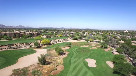 ángulo-Alto-Aéreo-De-Un-Cuarteto-En-El-Green,-Scottsdale,-Arizona