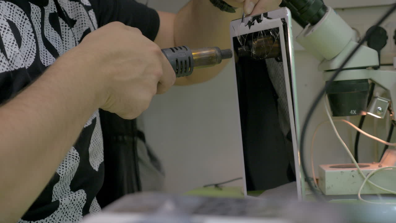 cambiando la pantalla táctil rota en la tableta