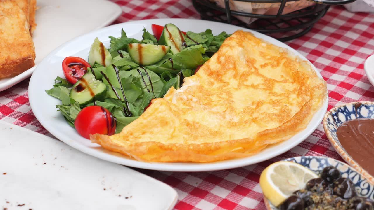 desayuno turco con tortilla y ensalada