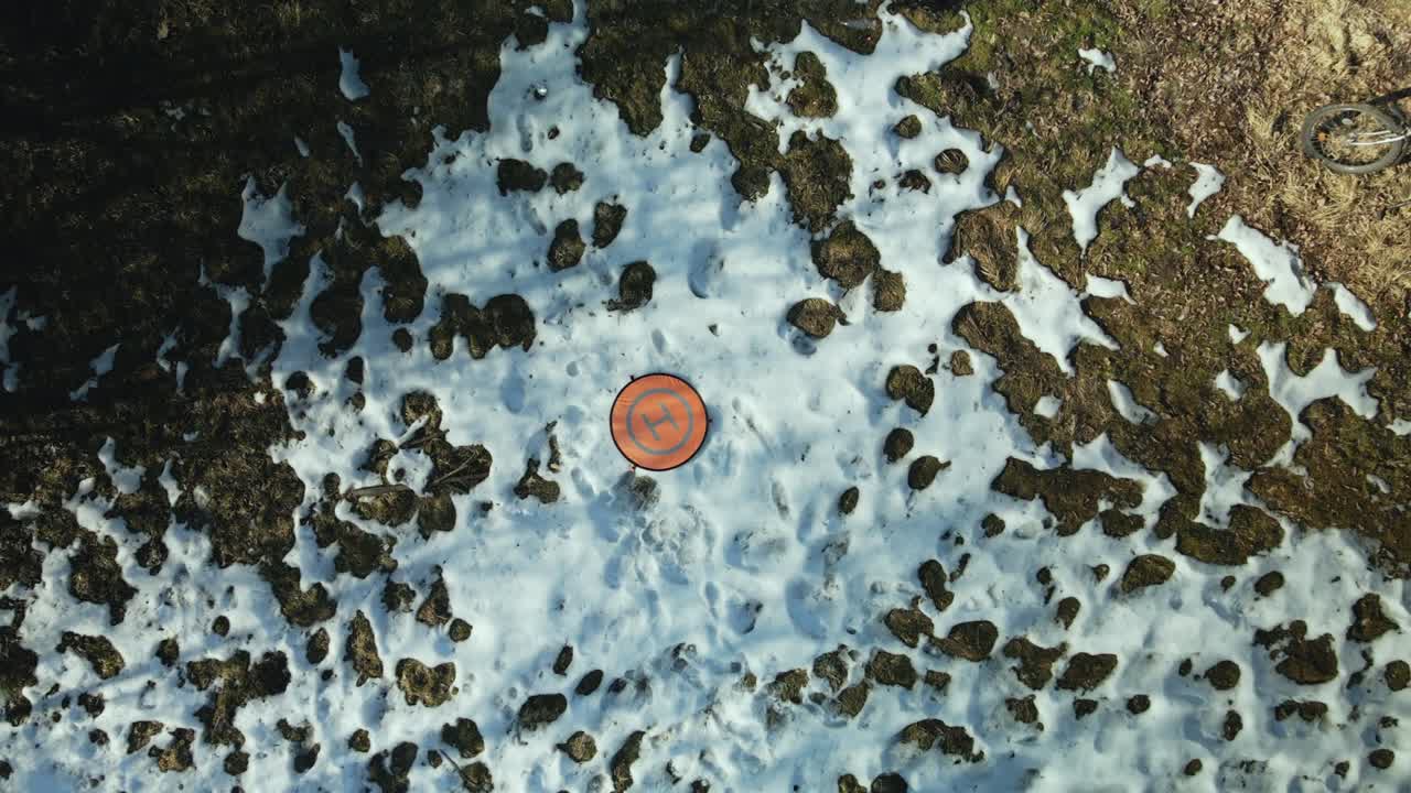 무인기 착륙 현장. 황무지에 착륙 매트. 항공 사진.