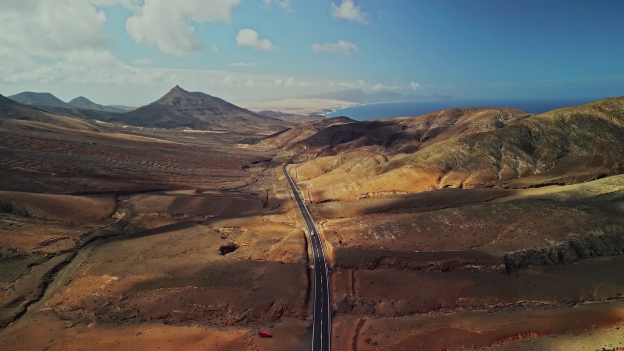 Vista aerea di una strada nel deserto con l'oceano sullo sfondo